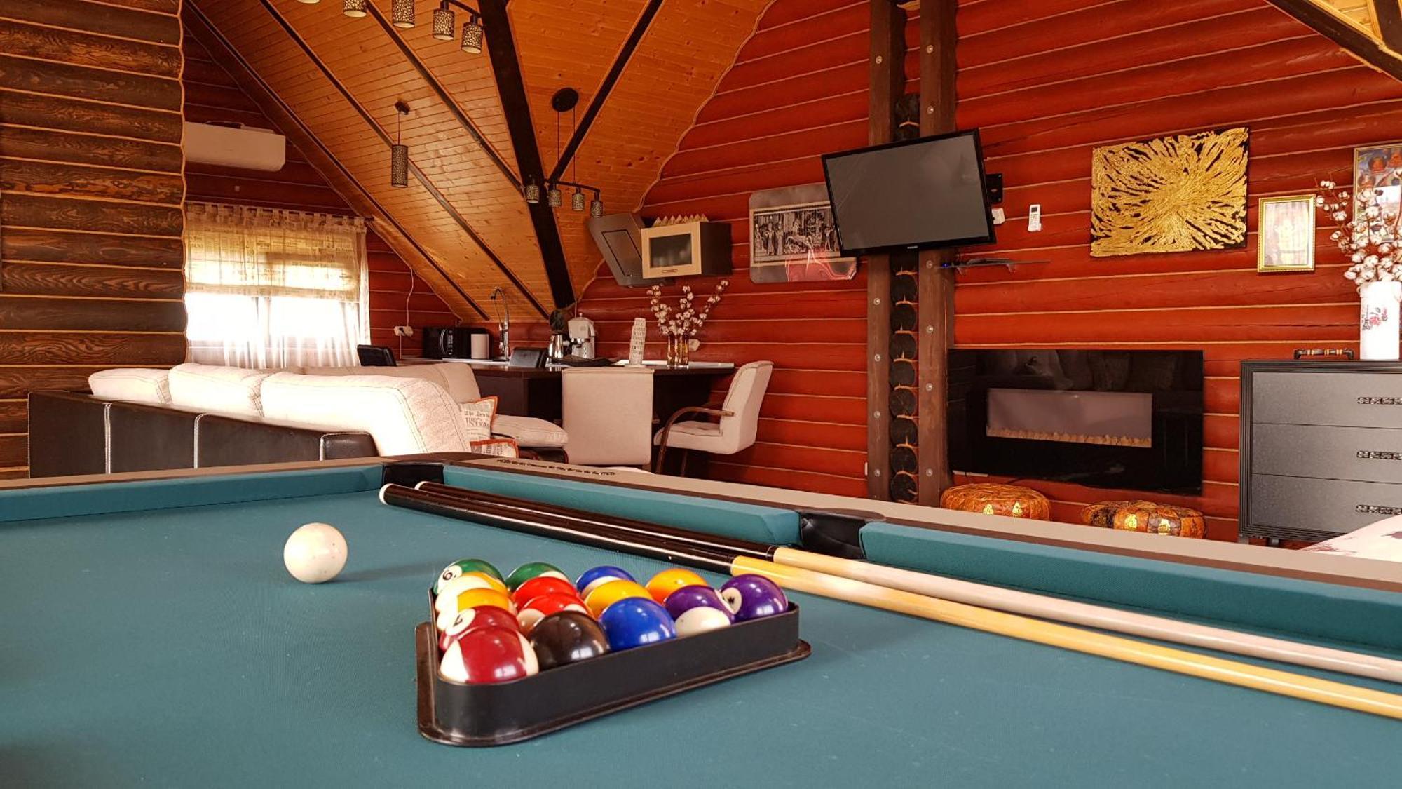 Luxury Apartments With Pool And Sauna In The Villa 체르니우치 객실 사진